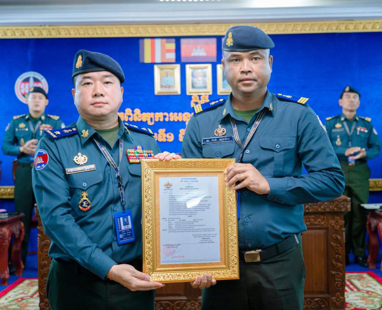 លោកឧត្ដមសេនីយ៍ត្រី ម៉េង ស្រ៊ុន បានអញ្ជើញជាអធិបតីក្នុងពិធីប្រកាសមុខតំណែង ផ្ទេរភារកិច្ច និងបំពាក់ឋានន្តរស័ក្តិ ជូនយោធិន នៃកងរាជអាវុធហត្ថខេត្តកំពង់ស្ពឺ… លោកឧត្ដមសេនីយ៍ត្រី ម៉េង ស្រ៊ុន បានអញ្ជើញជាអធិបតីក្នុងពិធីប្រកាសមុខតំណែង ផ្ទេរភារកិច្ច និងបំពាក់ឋានន្តរស័ក្តិ ជូនយោធិន នៃកងរាជអាវុធហត្ថខេត្តកំពង់ស្ពឺ…
