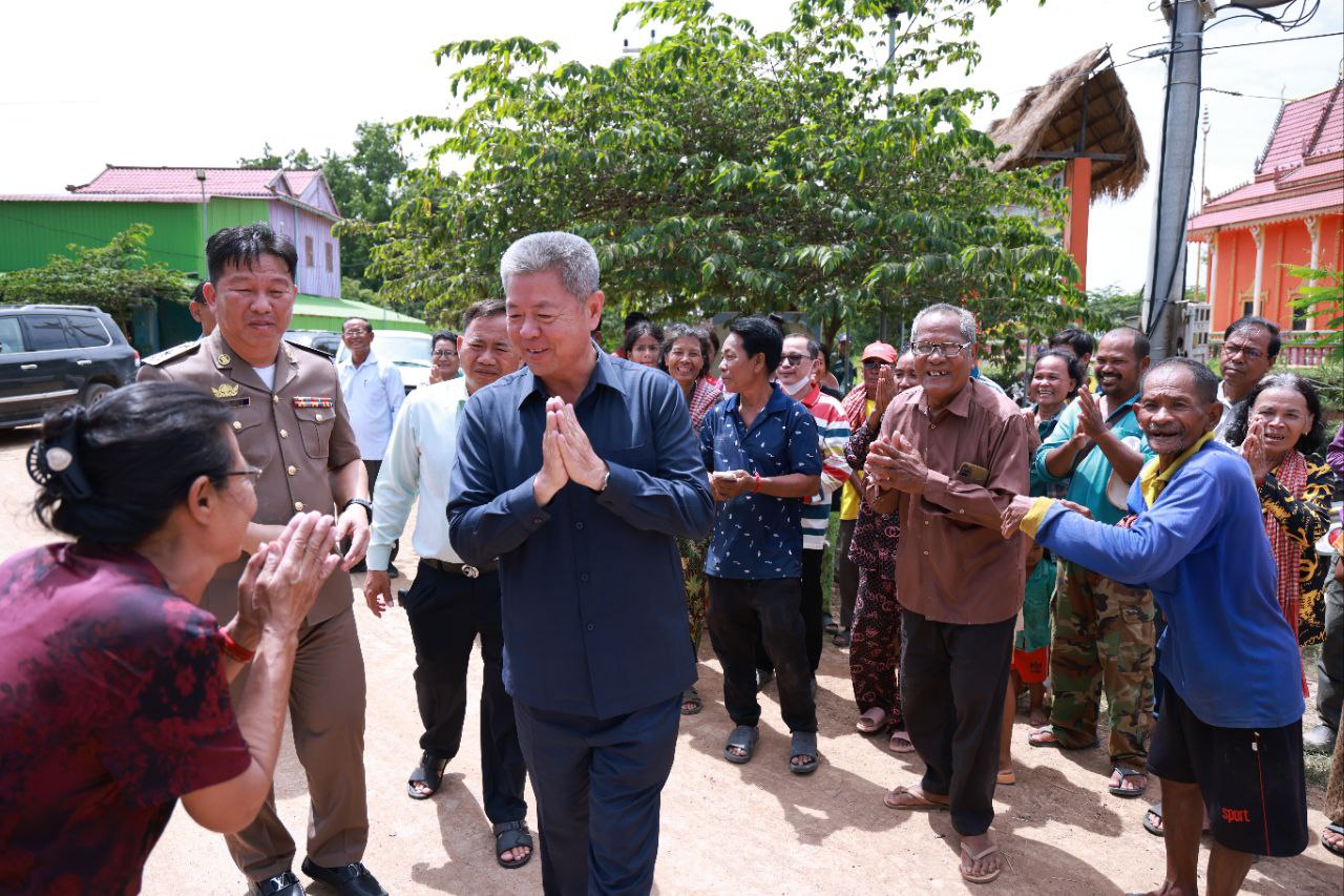 ឯកឧត្តម គួច ចំរើន អភិបាលខេត្តកណ្ដាល អញ្ជើញពិនិត្យផ្លូវបេតុងអាមេប្រវែង ១៨០០ម៉ែត្ និងសំណេះសំណាលជាមួយប្រជាពលរដ្ឋ ស្ថិតនៅភូមិព្រែកប្រា ឃុំព្រែកឫស្សី ស្រុកល្វាឯម ឯកឧត្តម គួច ចំរើន អភិបាលខេត្តកណ្ដាល អញ្ជើញពិនិត្យផ្លូវបេតុងអាមេប្រវែង ១៨០០ម៉ែត្ និងសំណេះសំណាលជាមួយប្រជាពលរដ្ឋ ស្ថិតនៅភូមិព្រែកប្រា ឃុំព្រែកឫស្សី ស្រុកល្វាឯម