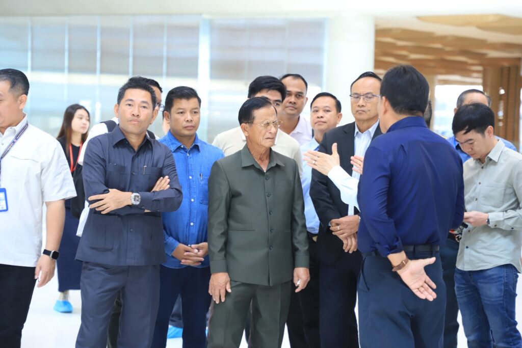 កិច្ចប្រជុំពិនិត្យទីតាំងជាក់ស្តែង សម្រាប់ការរៀបចំពិធី សម្ពោធដាក់ឲ្យប្រើប្រាស់ជាផ្លូវការនូវអាកាសយានដ្ឋានអន្តរជាតិតេជោ ក្រុងតាខ្មៅ ដឹកនាំដោយ ឯកឧត្តម នាយ ឧត្តមសេនីយ៍ សន្តិបណ្ឌិត យូ ស៊ុនឡុង រដ្ឋមន្ត្រីប្រតិភូអមនាយករដ្ឋមន្ត្រី