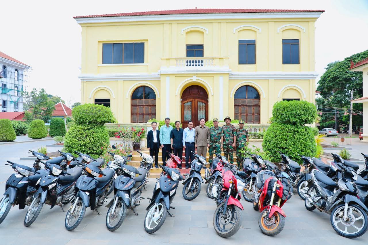 អភិបាលខេត្តកំពង់ចាម ប្រគល់ម៉ូតូ១០០គ្រឿង ជូនកងពលធំអន្តរាគមន៍លេខ៣