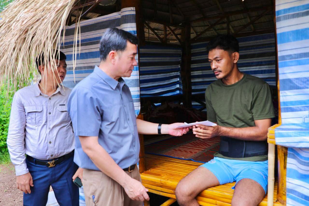 អភិបាលខេត្តកំពង់ចាម អញ្ជើញចុះសួរសុខទុក្ខ ព្រិន្ទបាលឯក ម៉េត ដានី ដែលកំពុងសម្រាកព្យាបាលជំងឺ