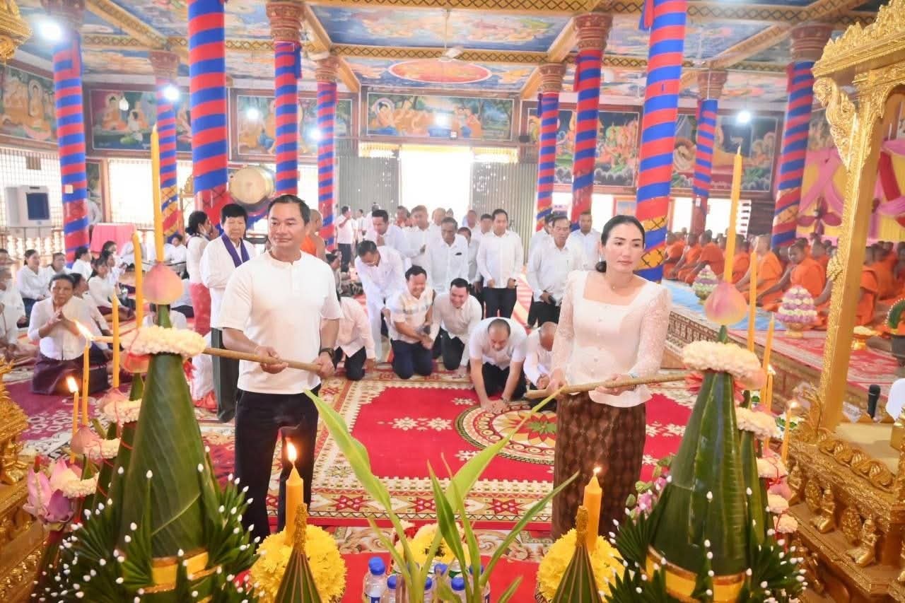 រដ្ឋបាលខេត្តកំពង់ស្ពឺ ធ្វើបុណ្យសលាកភត្តប្រគេនព្រះសង្ឃចំនួន ២០០អង្គ និងបង្សុកូលឧទ្ទិសមហាកុសលដល់ដួងវិញ្ញាណក្ខន្ធ វីរៈកងទ័ពពលីក្នុងសមរភូមិ