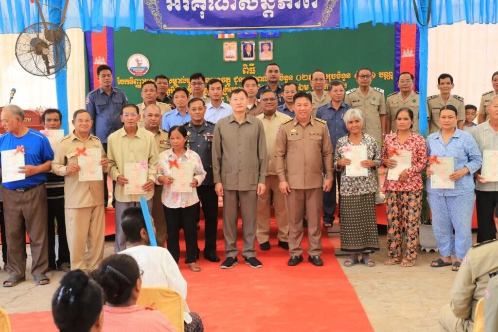 ពលរដ្ឋភូមិបឹងគ្រំលើ និងភូមិបឹងគ្រំក្រោម ក្នុងស្រុកល្វាឯម ទទួលបានវិញ្ញាបនបត្រម្ចាស់អចលនវត្ថុ ចំនួន  ២,៦២៦ប័ណ្ណ ពីរដ្ឋបាលខេត្តកណ្ដាល