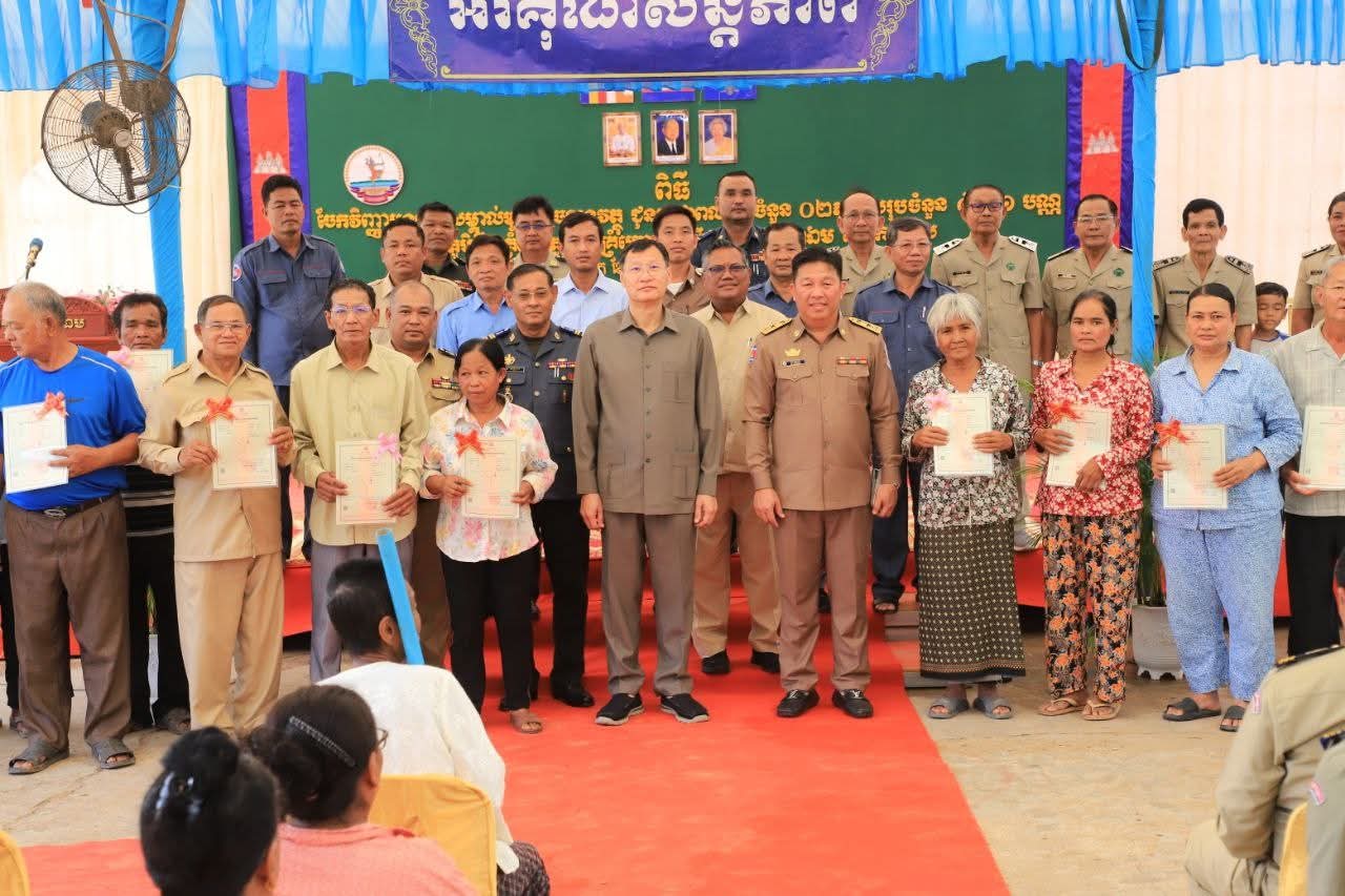 ពលរដ្ឋភូមិបឹងគ្រំលើ និងភូមិបឹងគ្រំក្រោម ក្នុងស្រុកល្វាឯម ទទួលបានវិញ្ញាបនបត្រម្ចាស់អចលនវត្ថុ ចំនួន  ២,៦២៦ប័ណ្ណ ពីរដ្ឋបាលខេត្តកណ្ដាល