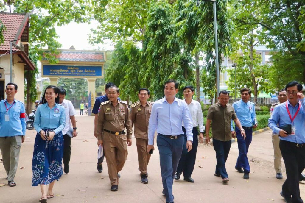 អភិបាលខេត្តកំពង់ចាម អញ្ជើញចុះពិនិត្យមណ្ឌលប្រឡងមធ្យមសិក្សាទុតិយភូមិ (BacII) នៅវិទ្យាល័យព្រះសីហនុ ក្រុងកំពង់ចាម