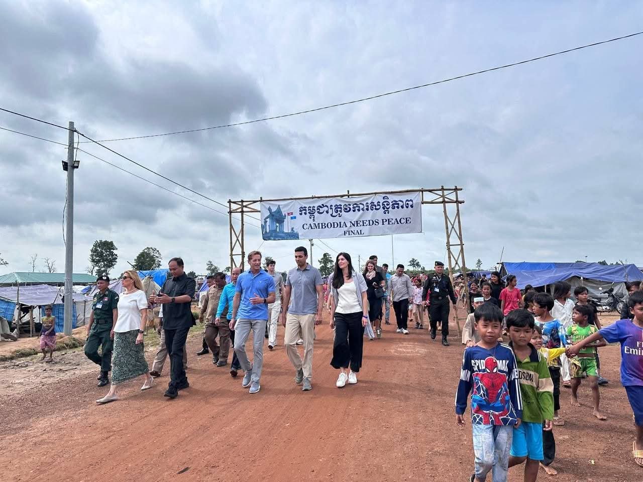 គណៈប្រតិភូសភាអាមេរិក ចុះពិនិត្យស្ថានភាពជនភៀសសឹកនៅខេត្តព្រះវិហារ និងឧត្តរមានជ័យ