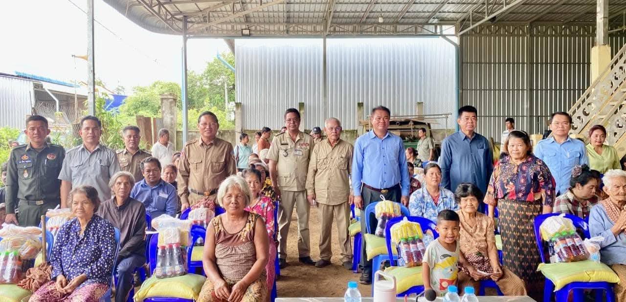 អំណោយឯកឧត្តម ហ៊ុន ម៉ានិត ប្រធានក្រុមការងាររាជរដ្ឋាភិបាលចុះមូលដ្ឋានស្រុកចំការលើ និងលោកជំទាវ ចែកជូនប្រជាពលរដ្ឋដែលមានជីវភាពជួបការលំបាកចំនួន ៤០គ្រួសារ ស្ថិតនៅឃុំស្វាយទាប