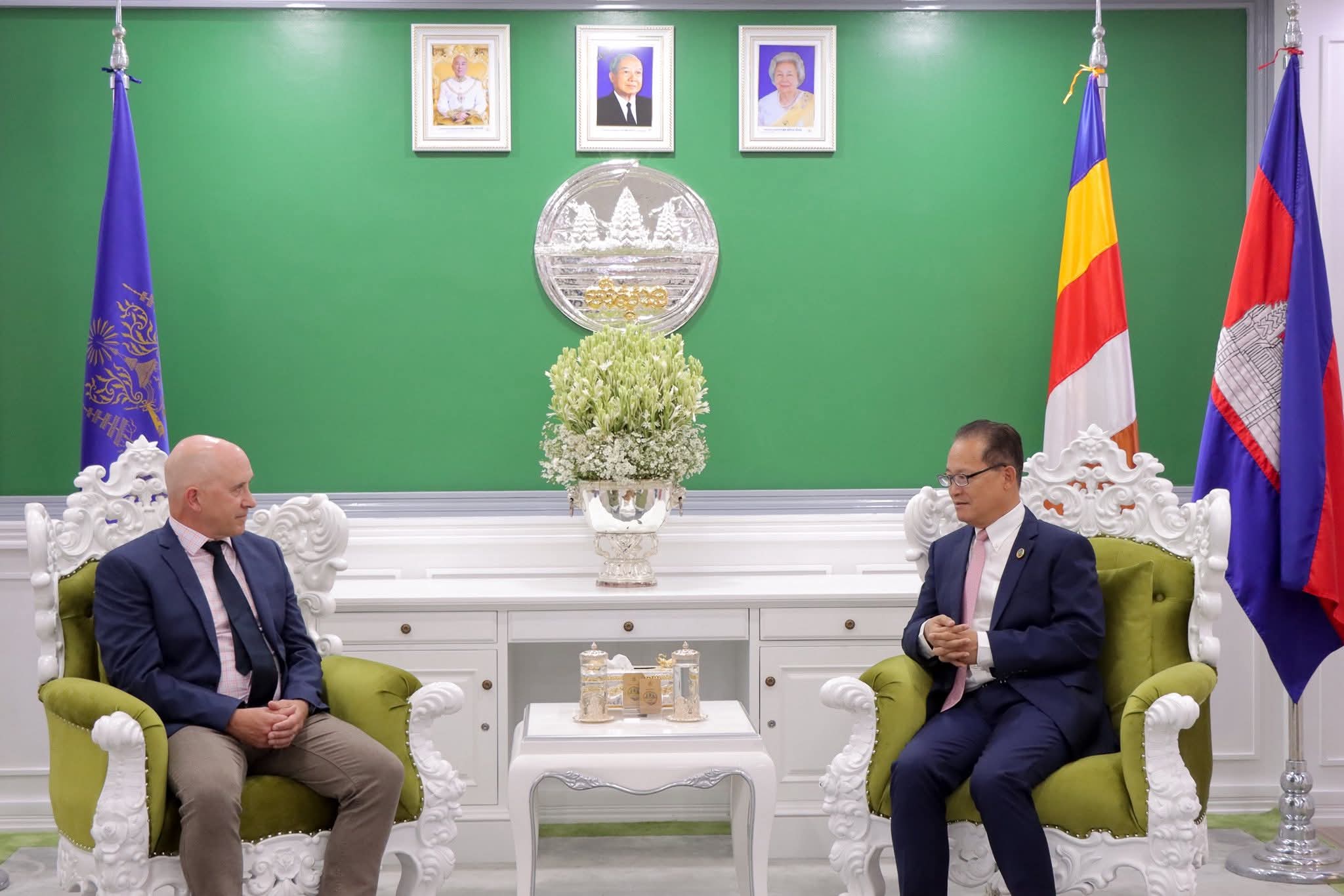 រដ្ឋមន្ត្រីក្រសួងបរិស្ថាន៖ គម្រោងដាំស្មៅយក្សរួមចំណែកទប់ស្កាត់ការកាប់ដើមឈើធម្មជាតិ យកមកធ្វើជាអុសដុត និងជួយលើកកម្ពស់ជីវភាពសហគមន៍