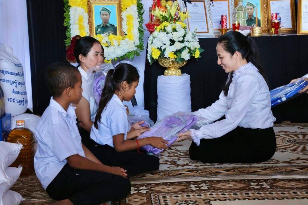 ឯកឧត្តម អ៊ុន ចាន់ដា ចូលរួមអមដំណើរ លោកជំទាវបណ្ឌិត ពេជ ចន្ទមុន្នី ហ៊ុនម៉ាណែត អញ្ជើញចូលរួមគោរពវិញ្ញាណក្ខន្ធវីរយុទ្ធជនពលីនៅសមរភូមិមុខ ស្ថិតនៅគេហដ្ឋានសពវីរកងទ័ព ក្នុងស្រុកស្ទឹងត្រង់ និងស្រុកចំការលេី