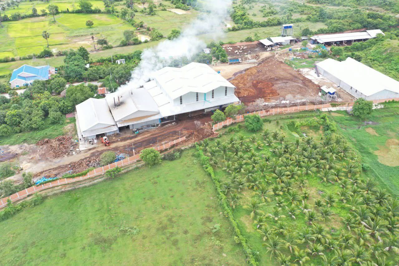 មន្ត្រីជំនាញបានរកឃើញមានការបំពុលខ្យល់ និងមានក្លិនស្អុយហុយចេញពីបំពង់ផ្សែងរោងចក្រ សិប្បកម្មកែច្នៃ និងវេចខ្ចប់កាកស្រាបៀរផលិតជាចំណីសត្វ ១កន្លែងនៅខេត្តកំពង់ស្ពឺ