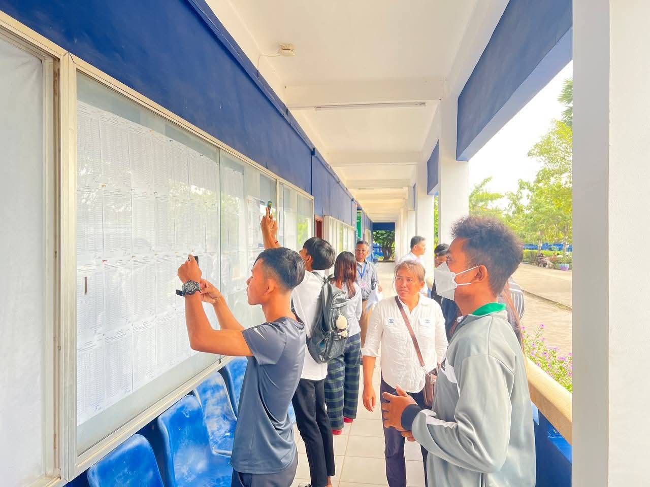 ទិដ្ឋភាពទូទៅនៃការពិនិត្យបញ្ជីឈ្មោះបេក្ខជនប្រឡងសញ្ញាបត្រមធ្យមសិក្សាទុតិយភូមិសម័យប្រឡង៖ ២៨ សីហា ២០២៥