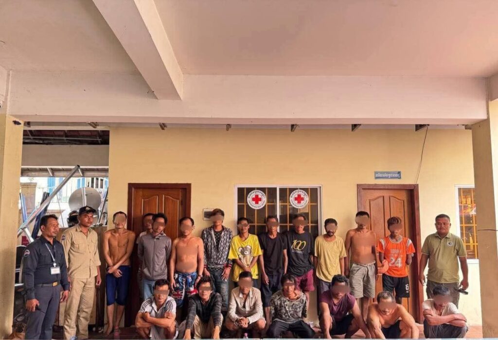 នគរបាលចាប់ខ្លួនជនសង្ស័យ១៨នាក់ ស្ថិតនៅចំណុចបុរីកីឡា ខណ្ឌ៧មករា ពាក់ព័ន្ធករណីគ្រឿងញៀន ក្រោយពលរដ្ឋរាយការណ៍តាម App Nodrug