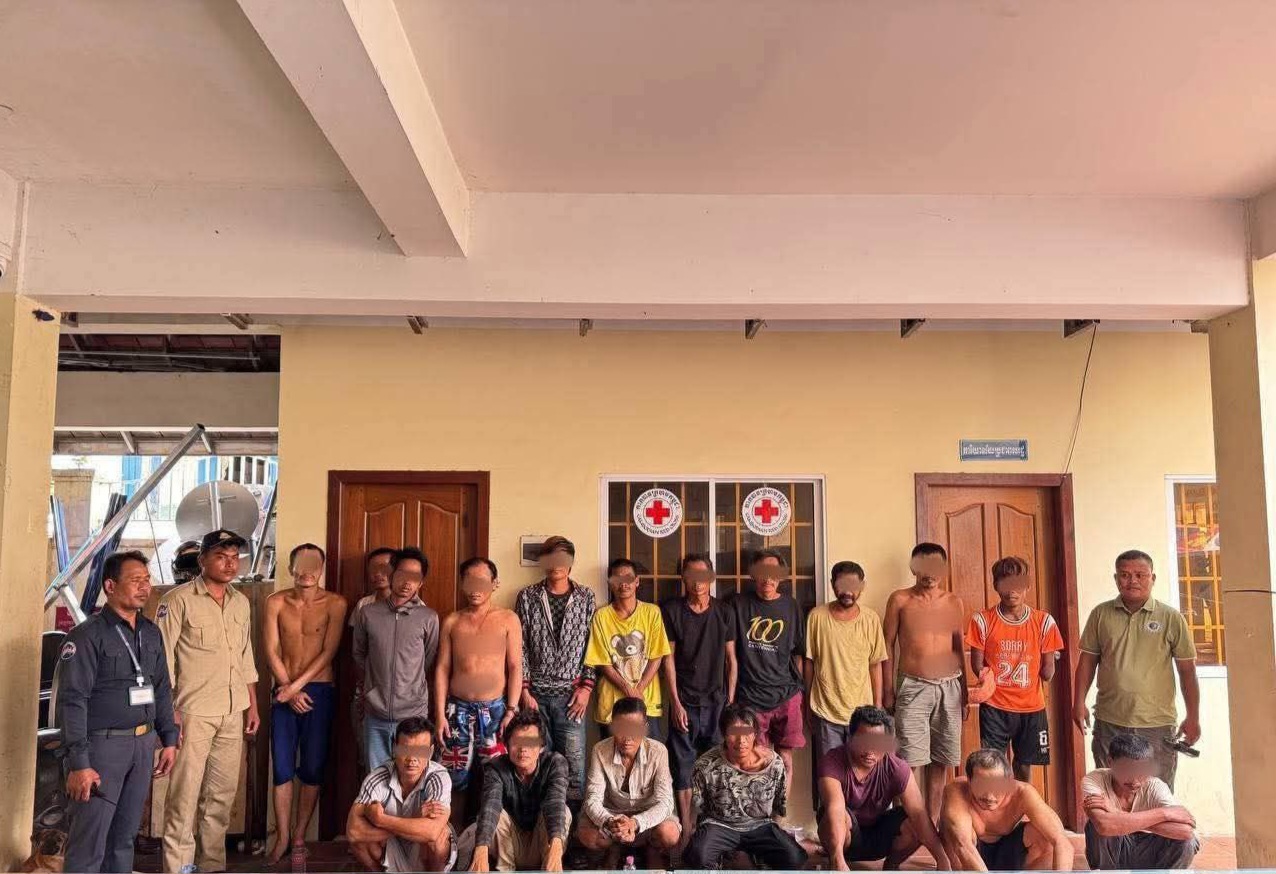 នគរបាលចាប់ខ្លួនជនសង្ស័យ១៨នាក់ ស្ថិតនៅចំណុចបុរីកីឡា ខណ្ឌ៧មករា ពាក់ព័ន្ធករណីគ្រឿងញៀន ក្រោយពលរដ្ឋរាយការណ៍តាម App Nodrug