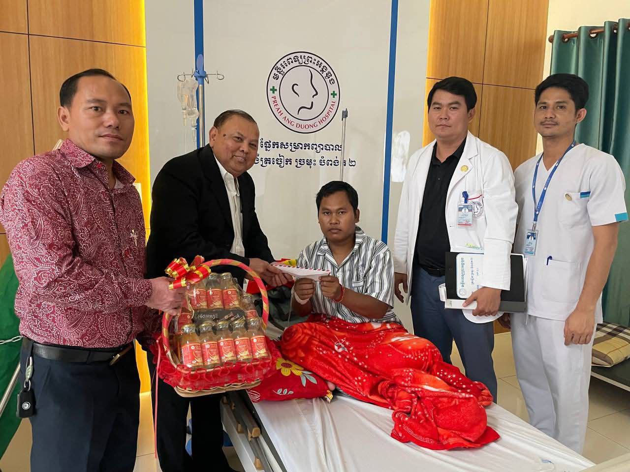 ឯកឧត្តម ចាន់ ស៊ីថុន ទីប្រឹក្សាសម្ដេចតេជោ ហ៊ុន សែន អញ្ជើញសួរសុខទុក្ខ និង នាំអំណោយជូនវីរកងទ័ព ដែលរងរបួសអំឡុងសង្គ្រាមឈ្លានពានរបស់កងទ័ពសៀម