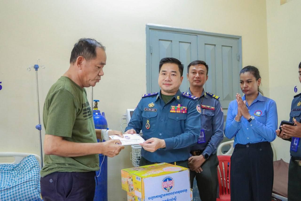 លោកឧត្តមសេនីយ៍ត្រី ម៉េង ស្រ៊ុន អញ្ជើញដឹកនាំក្រុមការងារកងរាជអាវុធហត្ថ ចុះសួរសុខទុក្ខ លោកវរសេនីយ៍ត្រី លាង ឈីវ កំពុងសម្រាកព្យាបាលនៅមន្ទីពេទ្យបង្អែកស្រុកកំពង់ត្រាច ខេត្តកំពត…