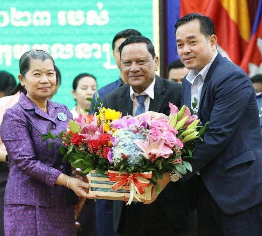 ឯកឧត្តម អ៊ុន ចាន់ដា អភិបាលនៃគណៈអភិបាលខេត្តកំពង់ចាម ផ្ញើសារលិខិតអបអរសាទរ គោរពជូន សម្តេចកិត្តិសង្គហបណ្ឌិត ម៉ែន សំអន ឧត្តមប្រឹក្សាផ្ទាល់ព្រះមហាក្សត្រ នៃព្រះរាជាណាចក្រកម្ពុជា ក្នុងឱកាសចម្រើនជន្មាយុគម្រប់ ៧២ ឈានចូល៧៣ ឆ្នាំ