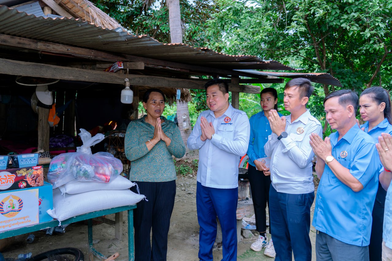 លោក ម៉េង ស្រ៊ុន ប្រធានក្រុមការងារចុះជួយមូលដ្ឋានឃុំអមលាំង បានអញ្ជើញដឹកនាំក្រុមការងារ ចុះសួរសុខទុក្ខដល់ក្រុមគ្រួសារ កងទ័ពជួរមុខ ចំនួន៧គ្រួសារ ស្ថិតនៅឃុំអមលាំង…