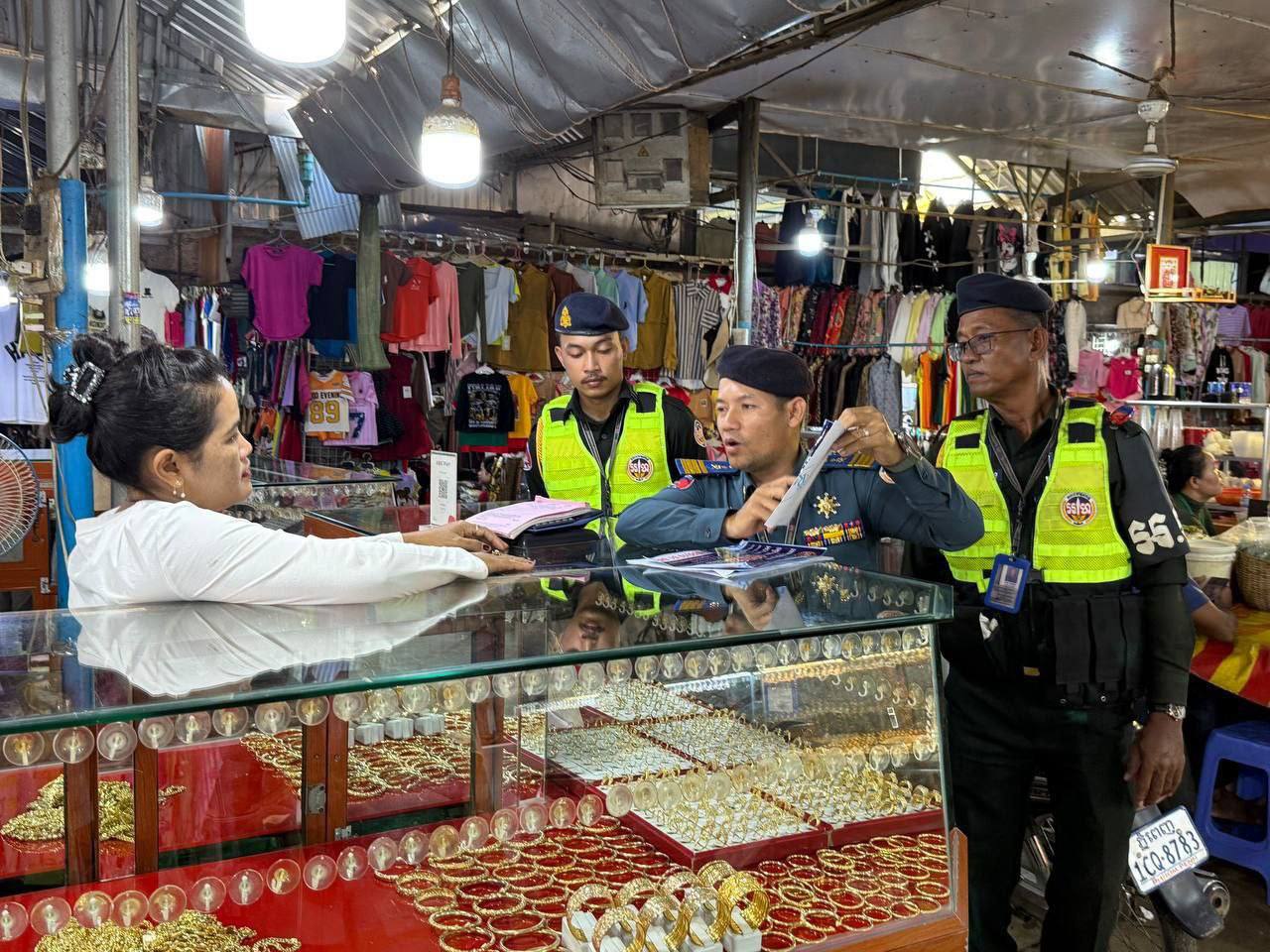 លោកឧត្តមសេនីយ៍ត្រី ម៉េង ស្រ៊ុន បានដាក់បទបញ្ជាយ៉ាងម៉ឺងម៉ាត់ឲ្យកម្លាំងមូលដ្ឋានកងរាជអាវុធហត្ថតាមបណ្តា ក្រុង-ស្រុក ធ្វើការចុះចែកនូវខិតប័ណ្ណ នាមប័ណ្ណ និងស្ទីកគរ លេខទូរស័ព្ទអន្តរាគមន៏សង្គ្រោះបន្ទាន់(Hote Line)1292 ក្នុងភូមិសាស្ត្រខេត្តកំពង់ស្ពឺ!!!