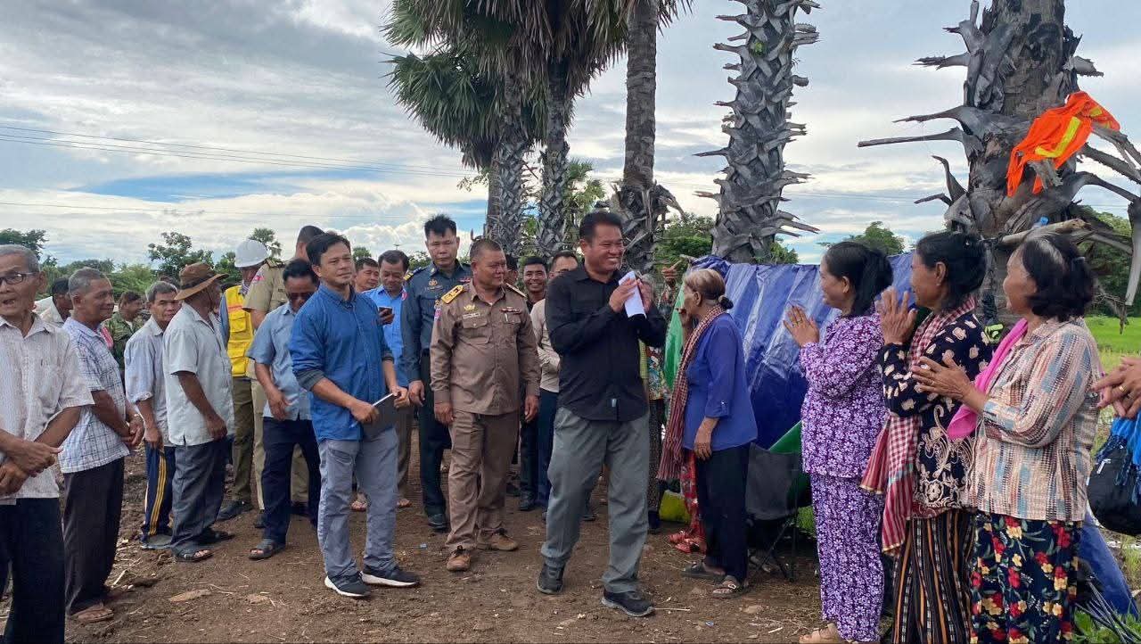 លោកបណ្ឌិត សំ ពិសិដ្ឋ អភិបាលស្រុកចំការលើ បានអញ្ជើញជាអធិបតីក្នុងពិធីជីកស្រះទឹក ជាគម្រោងខ្សែច្រវ៉ាក់ផលិតកម្ម(ADB) របស់ក្រសួងធនធានទឹក និង ឧតុនិយម ក្នុងភូមិរំចេក