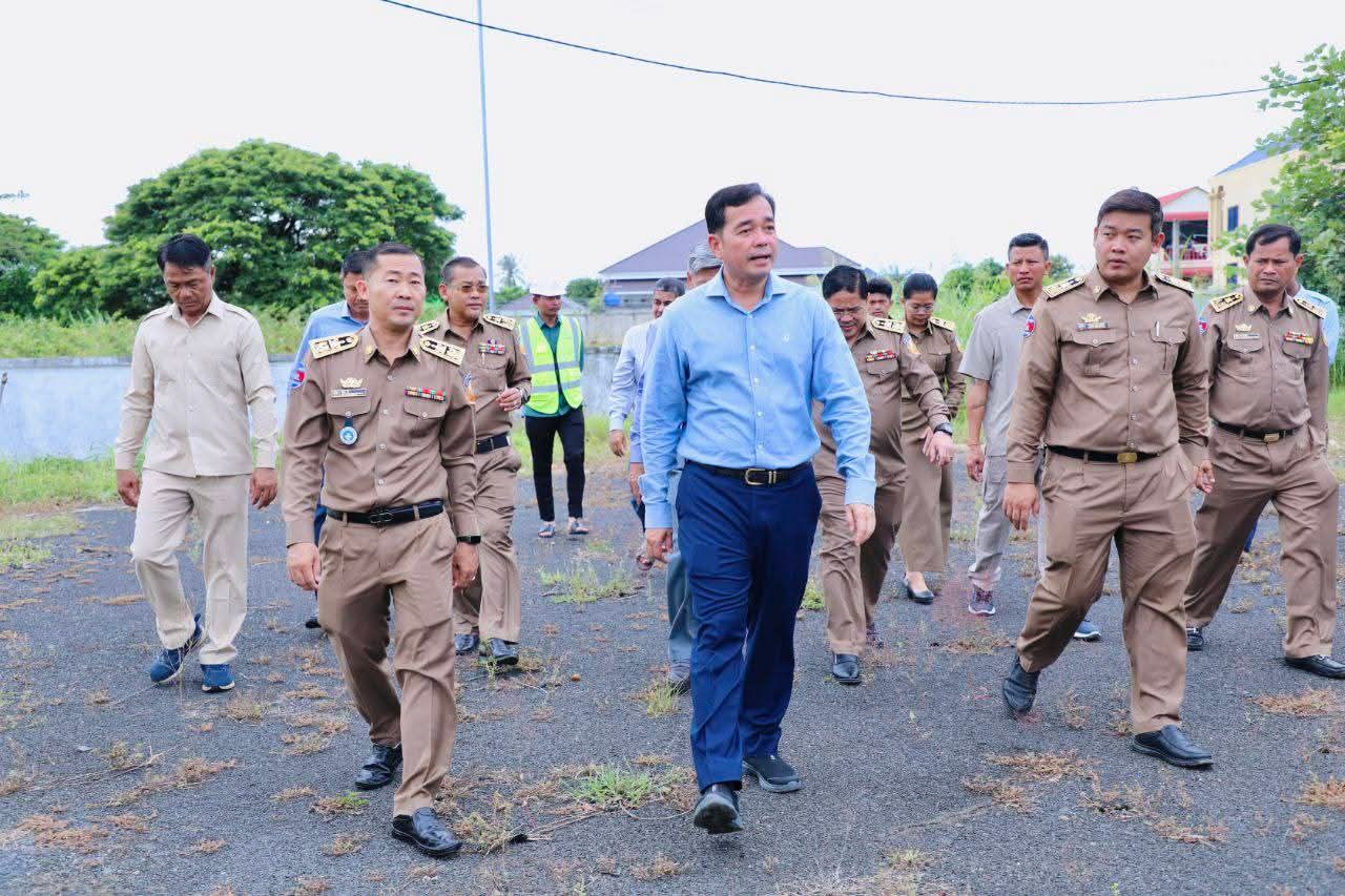 ឯកឧត្តម អ៊ុន ចាន់ដា អញ្ជើញចុះពិនិត្យលក្ខណៈបច្ចេកទេសប្រព័ន្ធលូរំដោះទឹកភ្លៀង និងគម្រោងជួសជុលកែលម្អសួនច្បារ, ការដាំដើមឈើ, ដើមផ្កាលម្អ ក្នុងសង្កាត់សំបួរមាស