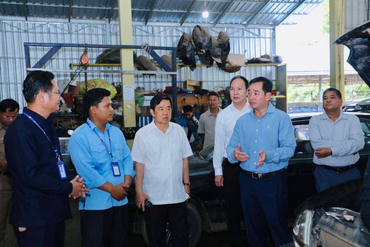 ឯកឧត្ដម អ៊ុន ចាន់ដា អញ្ជើញចុះពិនិត្យសកម្មភាពអនុវត្តផ្ទាល់របស់សិក្ខាកាមក្នុងរោងជាងជួសជុលយានយន្តនៃវិទ្យាស្ថានពហុបច្ចេកទេស ខេត្តកំពង់ចាម (TVET)