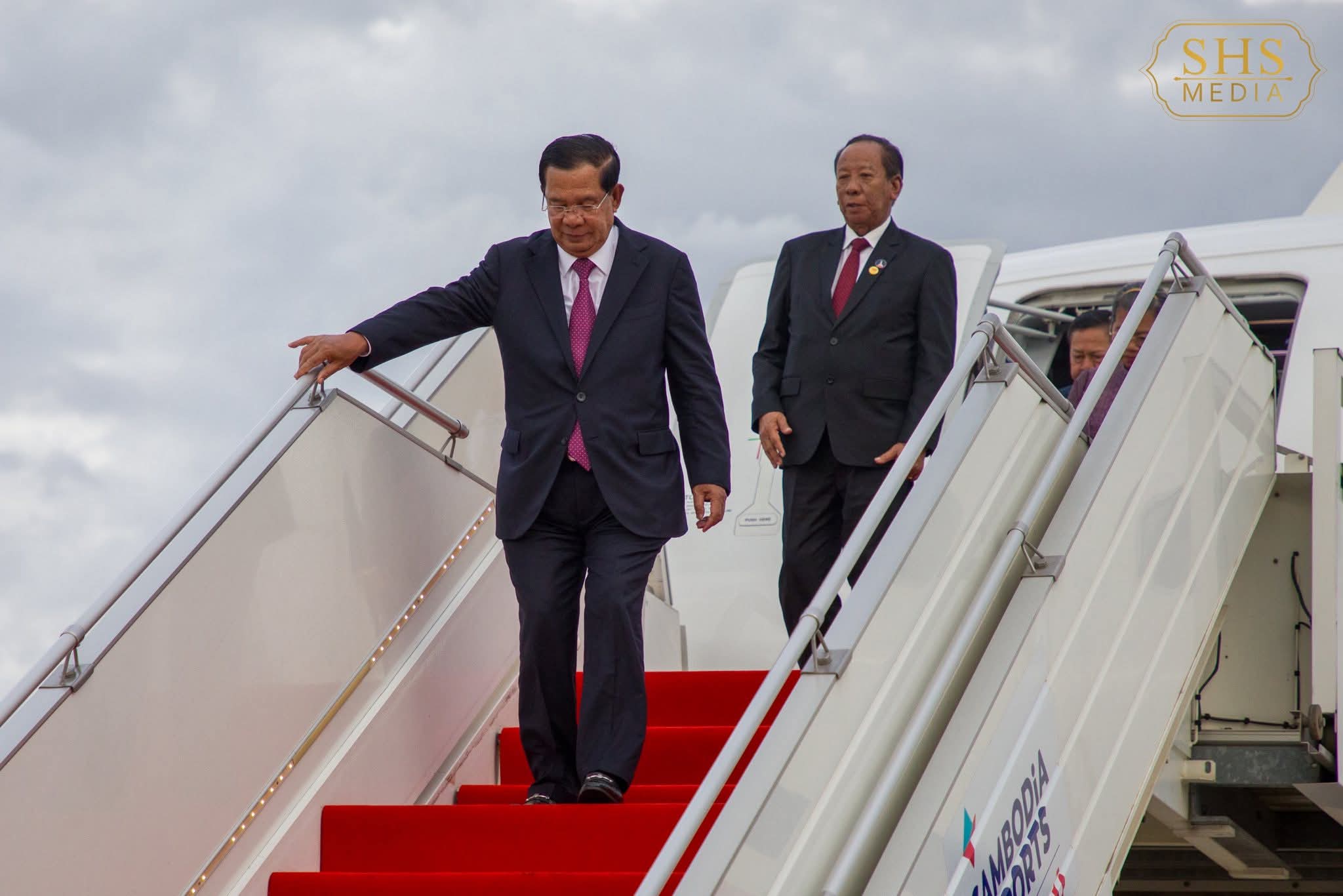 សម្តេចតេជោ ហ៊ុន សែន ដឹកនាំគណៈប្រតិភូជាន់ខ្ពស់កម្ពុជា ធ្វើមាតុភូមិនិវត្តន៍ បន្ទាប់ពីបានអញ្ជើញបំពេញទស្សនកិច្ច និងចូលរួមពិធីរំលឹកខួបអនុស្សាវរីយ៍លើកទី៨០ នៃបដិវត្តន៍ខែសីហា និងទិវាបុណ្យឯករាជ្យជាតិវៀតណាម