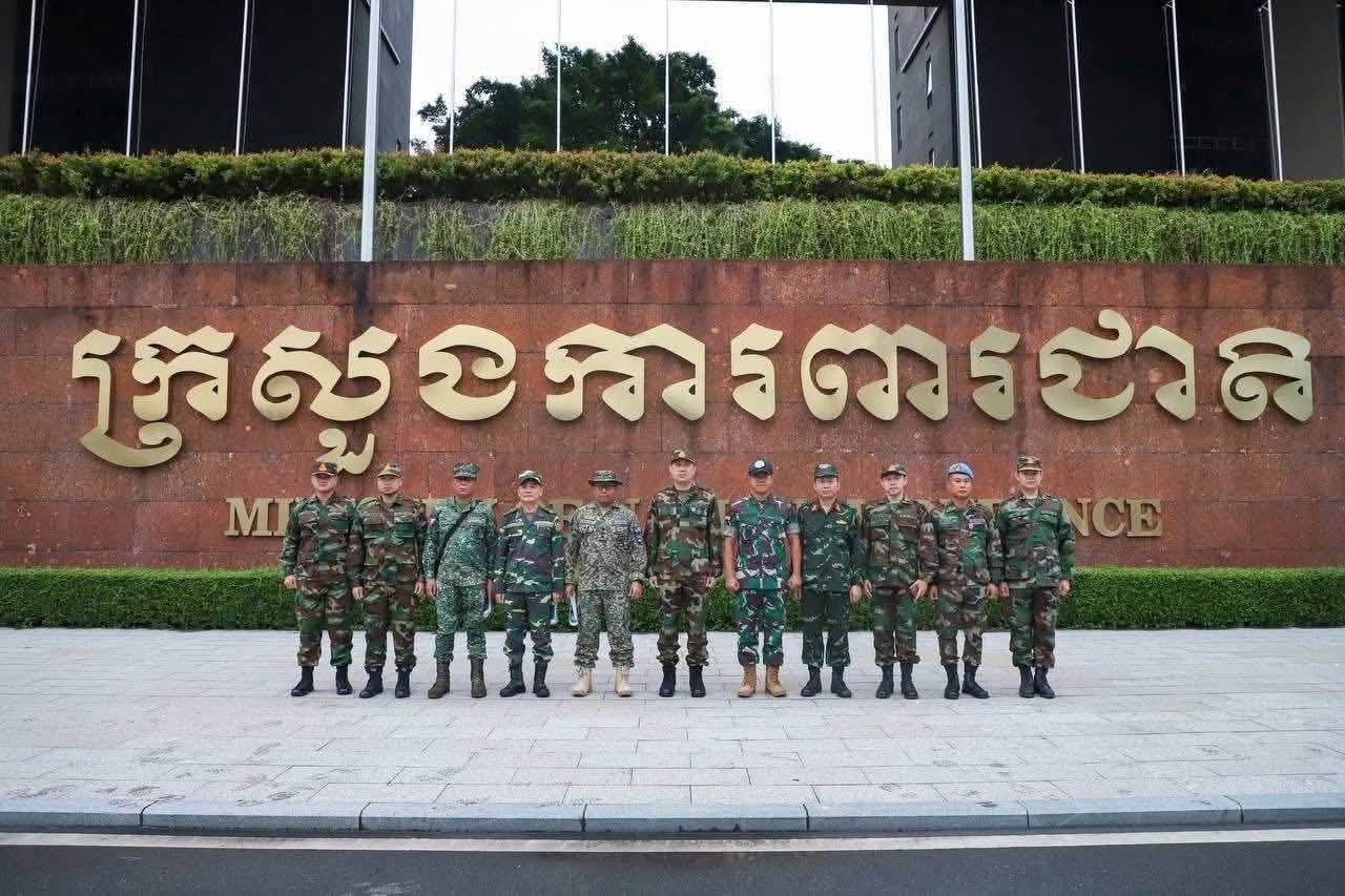 ក្រុមអ្នកសង្កេតការណ៍អន្តរកាល (IOT) ចេញដំណើរពីក្រសួងការពារជាតិ ឆ្ពោះទៅខេត្តពោធិ៍សាត់ ដើម្បីចុះសង្កេតការណ៍ ផ្ទៀងផ្ទាត់ និងរាយការណ៍ អំពីស្ថានភាពព្រំដែនក្រោយបទឈប់បាញ់