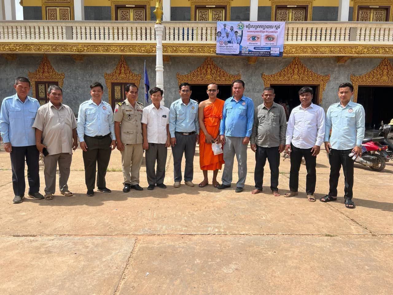 លោកបណ្ឌិត សំ ពិសិដ្ឋ អភិបាលស្រុកចំការលើ នាំយកទេយ្យវត្ថុ និងបច្ច័យ ដែលជាមូលនិធិឯកឧត្តម ហ៊ុន ម៉ានិត និងឯកឧត្តម អ៊ុន ចាន់ដា ទៅប្រគេនព្រះគ្រូ នន នីម ព្រះចៅអធិការវត្តសិរីចំប៉ា ភូមិមេព្រីង ឃុំមេព្រីង ស្រុកបាធាយ ខេត្តកំពង់ចាម