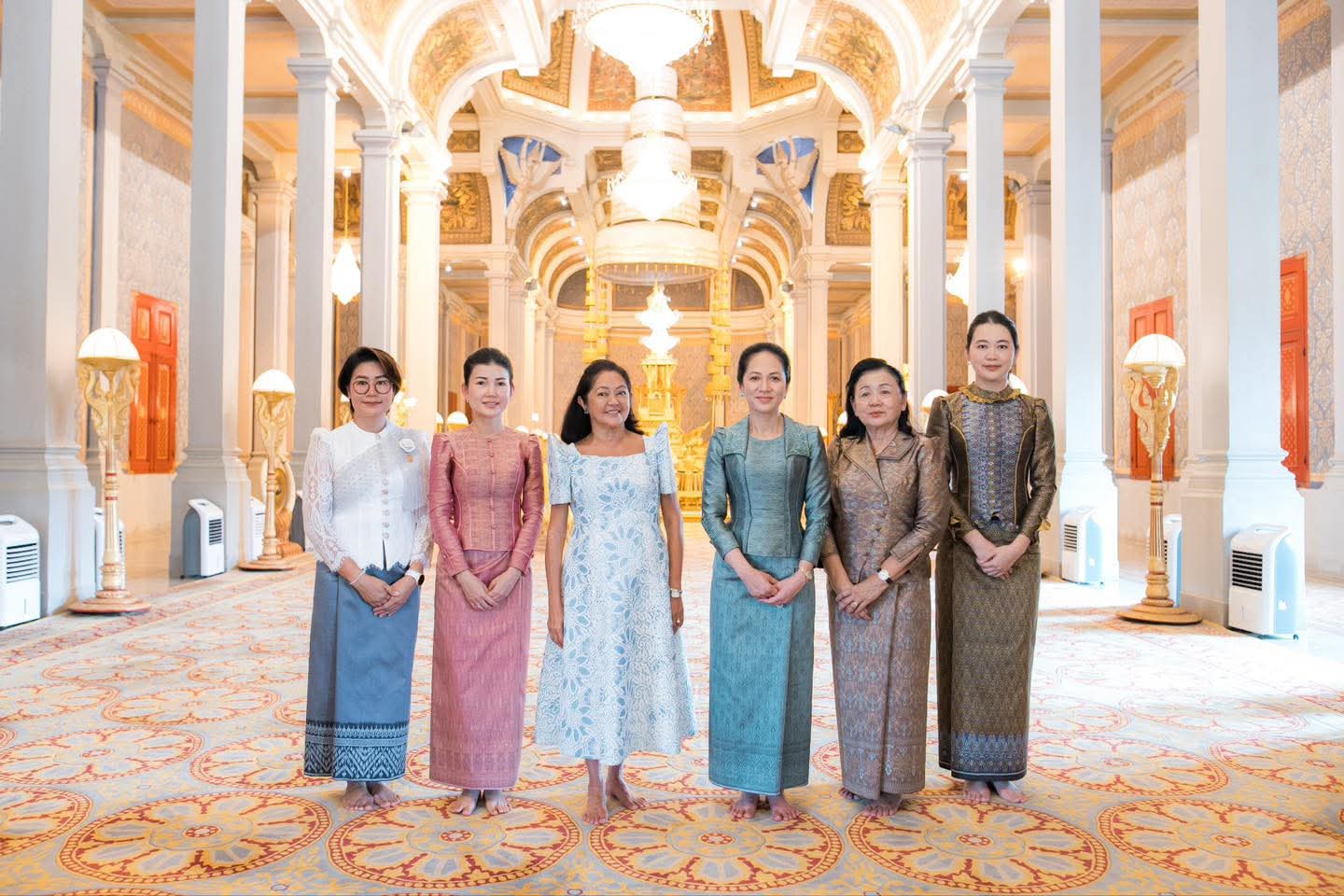 លោកជំទាវបណ្ឌិត ពេជ ចន្ទមុន្នី ហ៊ុនម៉ាណែត អញ្ជើញរួមដំណើរជាមួយ លោកជំទាវ លូអ៊ីស អារ៉ាណេតា-ម៉ាកូស (Louise Araneta-Marcos) ជំទាវទី១នៃសាធារណរដ្ឋហ្វីលីពីន ទស្សនាព្រះបរមរាជវាំង