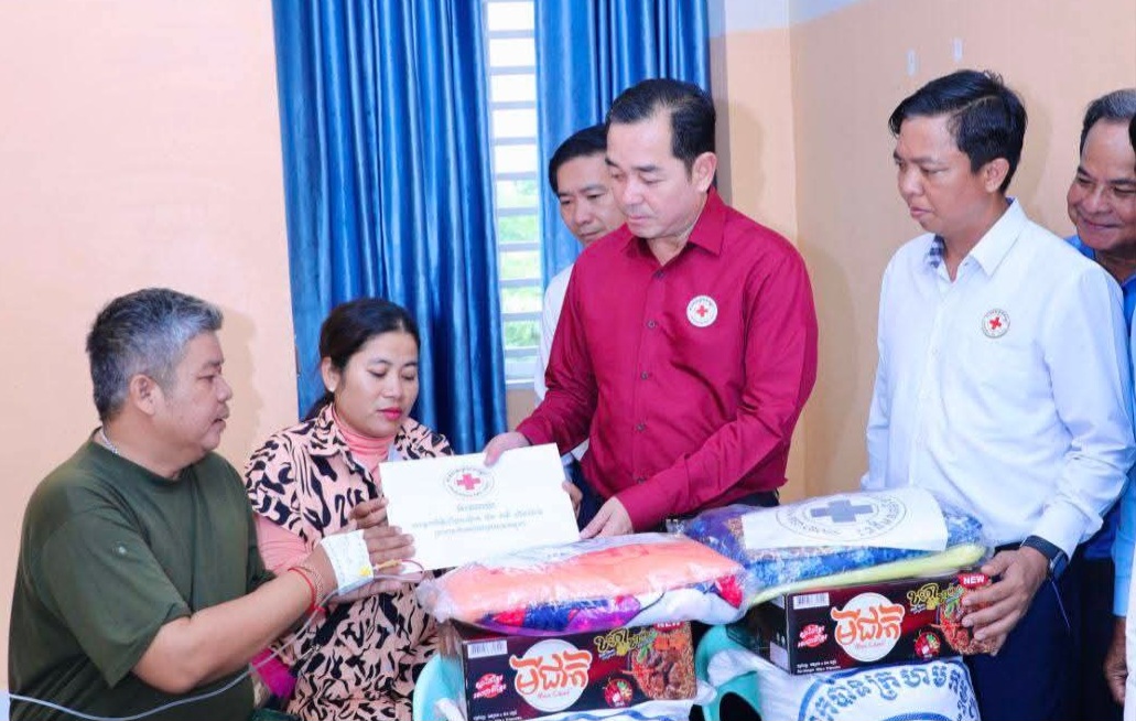 ឯកឧត្តម អ៊ុន ចាន់ដា អញ្ជើញចុះសួរសុខទុក្ខ និងនាំយកអំណោយសម្ដេចកិត្តិព្រឹទ្ធបណ្ឌិត ផ្ដល់ជូនកងទ័ពជួរមុខ ២រូប កំពុងសម្រាកព្យាបាលជំងឺ នៅមន្ទីរពេទ្យបង្អែកស្រុកបាធាយ