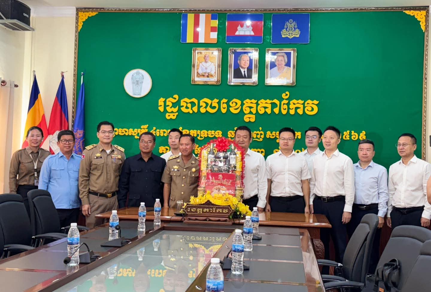 ឯកឧត្តម វ៉ី សំណាង អភិបាលខេត្តតាកែវ អញ្ជើញទទួលជួបសម្ដែងការគួរសម និងពិភាក្សាការងារជាមួយគណៈប្រតិភូក្រុមហ៊ុនសាជីវកម្ម ថ្នល់និងស្ពានចិន (China Road and Bridge Corporation – CRBC) ជាក្រុមហ៊ុនស្ថាបនា ព្រែកជីកហ្វូណនតេជោ