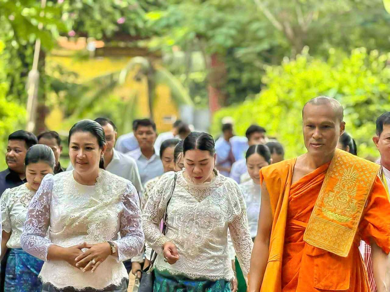 លោកជំទាវ ញូង ចរិយា ឧត្តមភរិយា ឯកឧត្តម អ៊ុន ចាន់ដា ប្រធានកិត្តិយសសាខាសមាគមនារីកម្ពុជា ដើម្បីសន្តិភាព និងអភិវឌ្ឍន៍ ខេត្តកំពង់ចាម អញ្ជើញចូលរួមពិធីបុណ្យកាន់បិណ្ឌថ្ងៃទី៤ ជាមួយប្រជាពុទ្ធបរិស័ទចំណុះជើងវត្ត នៅវត្តកោះរកា មហាសិម្ពលី