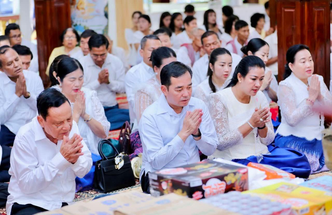 ឯកឧត្តម អ៊ុន ចាន់ដា ដឹកនាំមន្ត្រីក្រោមឱវាទ នាំយកទេយ្យវត្ថុ និងចង្ហាន់ប្រគេនព្រះសង្ឃ ក្នុងថ្ងៃពិធីកាន់បិណ្ឌវេនទី៥ នៅវត្តហាន់ជ័យ និងវត្តសន្ធររង្សី