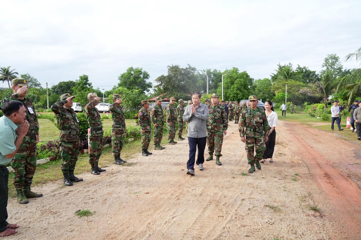ឯកឧត្តម ខូយ រីដា នាំយកអំណោយមនុស្សធម៌ ចែកជូនដល់បងប្អូនគ្រួសារវីរកងទ័ពជួរមុខ ចំនួន១៩៣គ្រួសារ នៅទីបញ្ជាការវរសេនាតូចលេខ១៤១