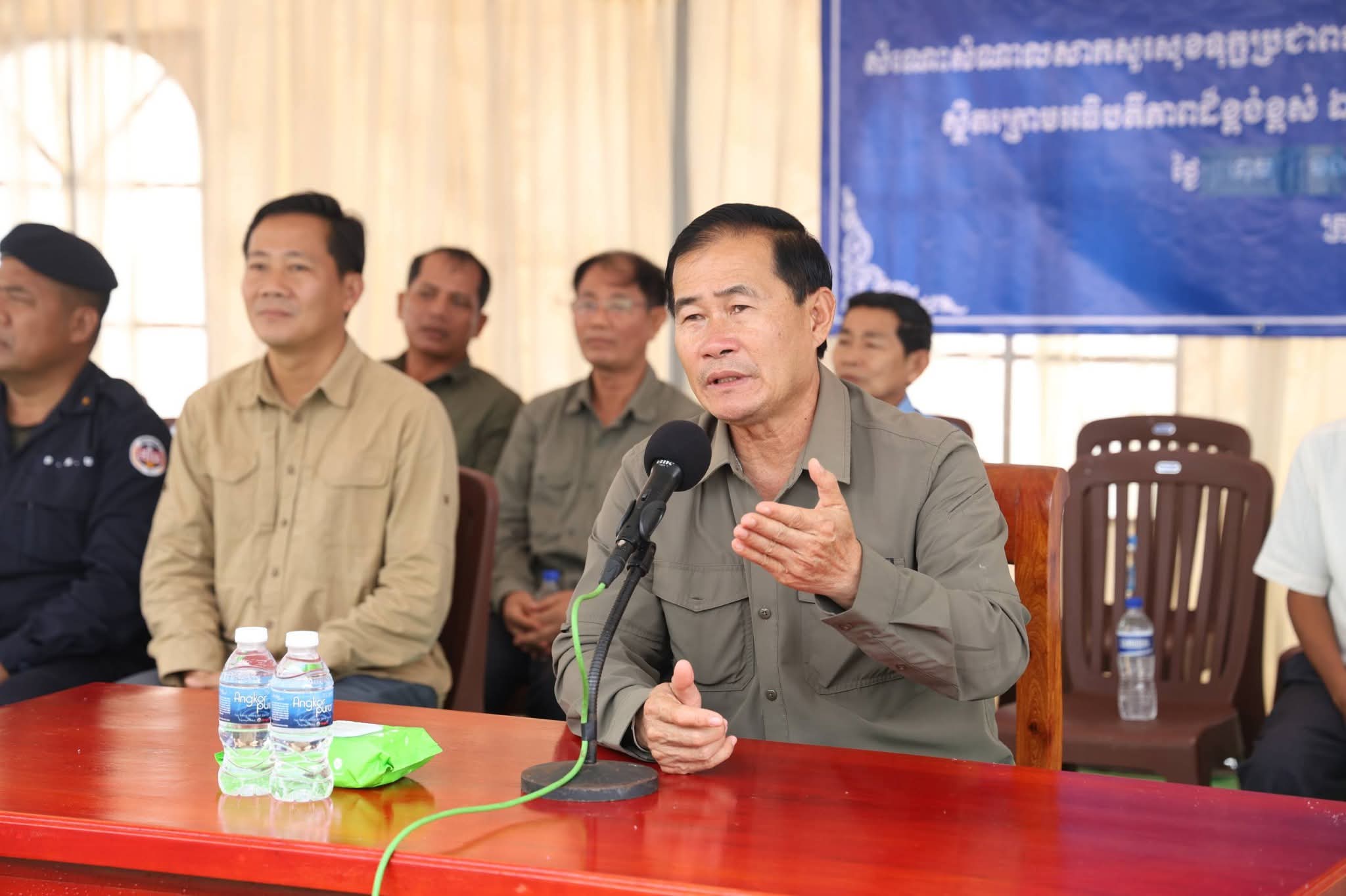 ឯកឧត្តម ខូយ រីដា ជួបសំណេះសំណាល និងនាំយកអំណោយមនុស្សធម៌ចែកជូនដល់ប្រជាពលរដ្ឋ រស់តាមព្រំដែន កម្ពុជា-ថៃ ចំនួន៨៩៤គ្រួសារ