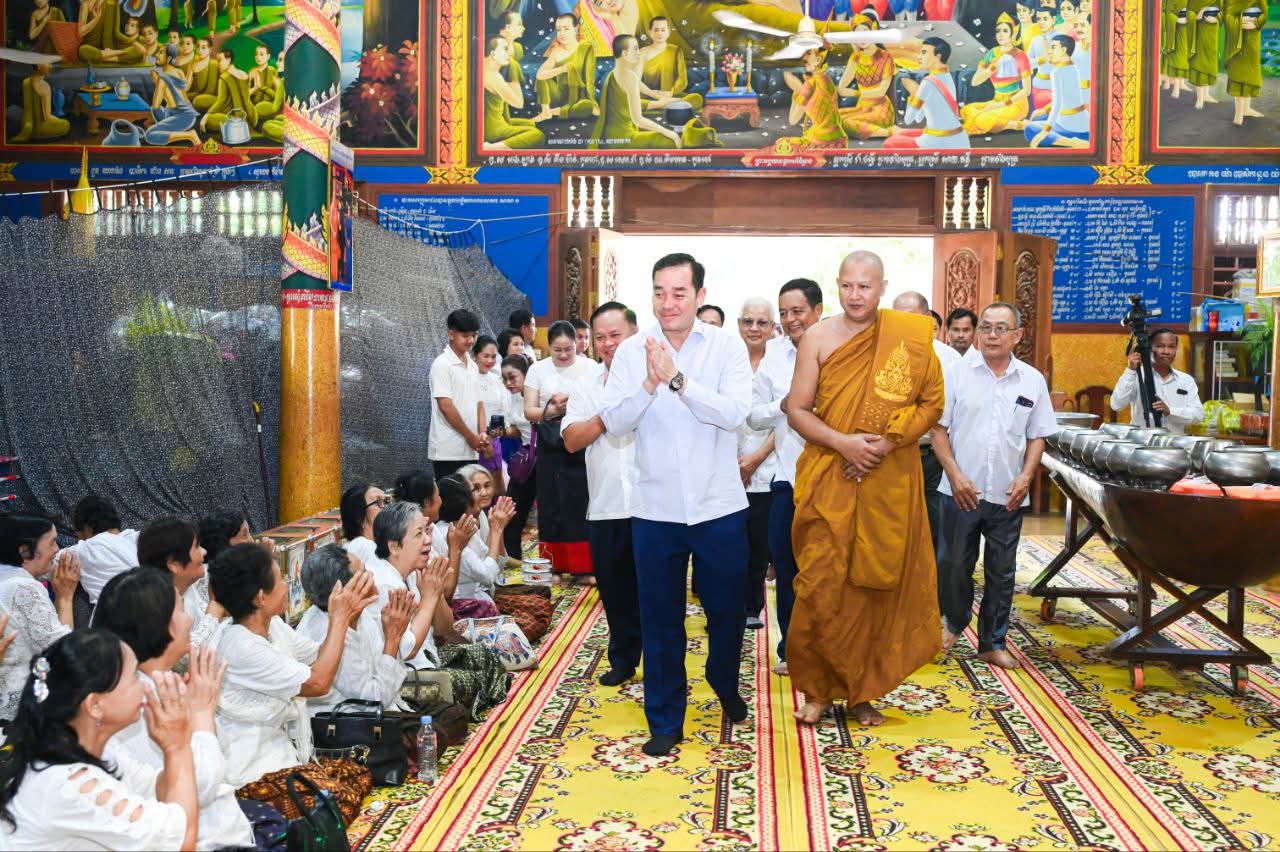 ថ្នាក់ដឹកនាំខេត្តកំពង់ចាម កាន់បិណ្ឌវេនទី១៤ នៅវត្តអង្គវត្យារាម (ស្វាយតាហែន) ឃុំរកាគយ ស្រុកកងមាស