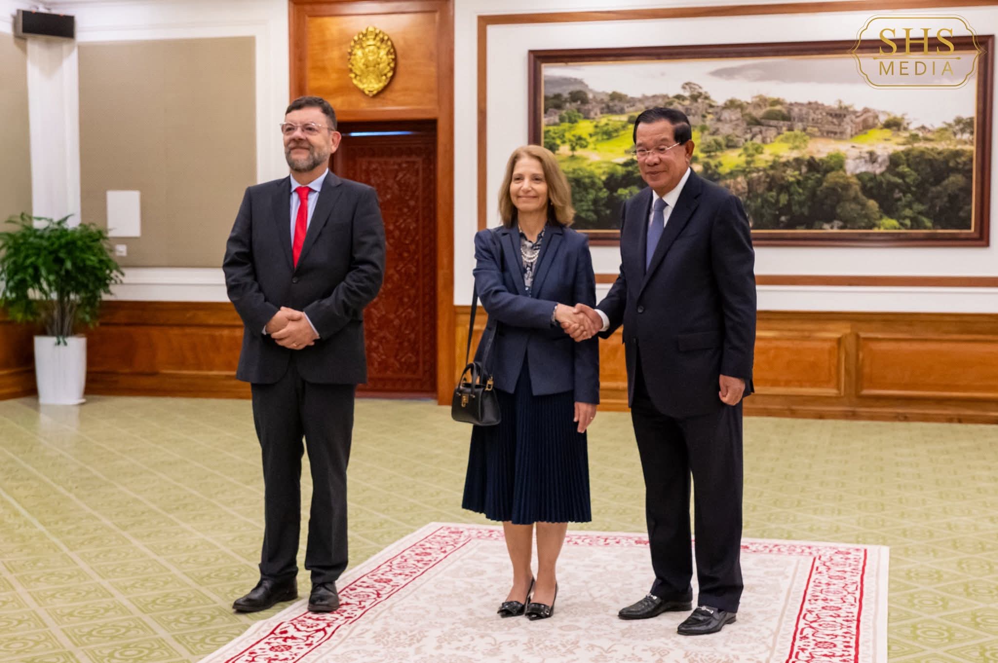 សម្តេចតេជោ ហ៊ុន សែន អញ្ជើញទទួលសារតាំងលោកជំទាវ Vivian Loss Sanmartin ឯកអគ្គរដ្ឋទូតវិសាមញ្ញ និងពេញសមត្ថភាព សាធារណរដ្ឋសហព័ន្ធប្រេស៊ីល ប្រចាំព្រះរាជាណាចក្រកម្ពុជា