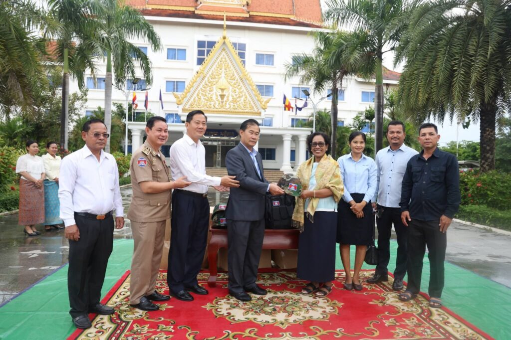 ឯកឧត្តម ខូយ រីដា ទទួលសម្ភារយោធាពីសប្បុរសជន ដើម្បីយកទៅផ្តល់ជូនវីរកងទ័ព កំពុងឈរជើងការពារខ្សែបន្ទាត់ព្រំដែន កម្ពុជា-ថៃ