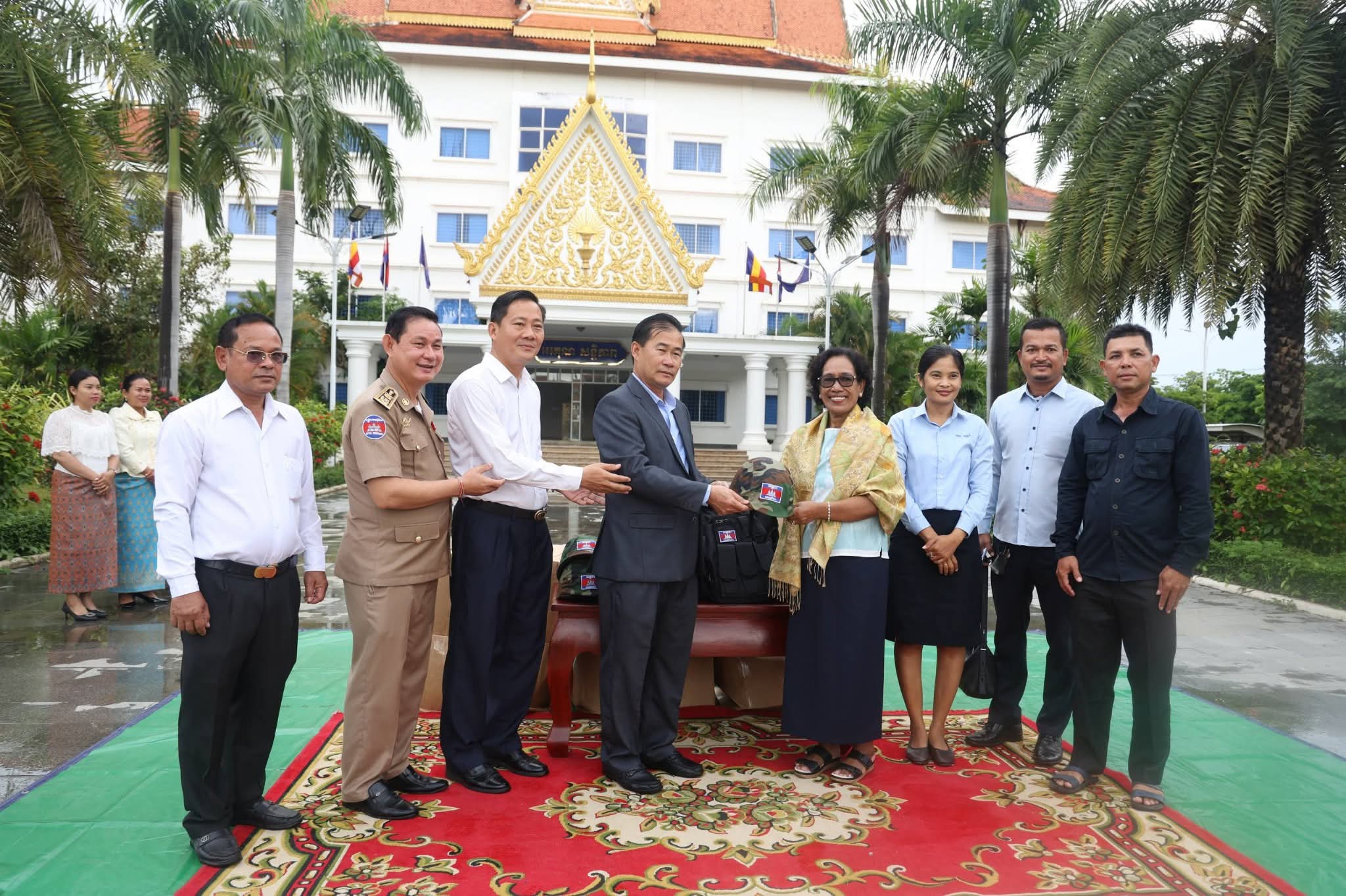 ឯកឧត្តម ខូយ រីដា ទទួលសម្ភារយោធាពីសប្បុរសជន ដើម្បីយកទៅផ្តល់ជូនវីរកងទ័ព កំពុងឈរជើងការពារខ្សែបន្ទាត់ព្រំដែន កម្ពុជា-ថៃ
