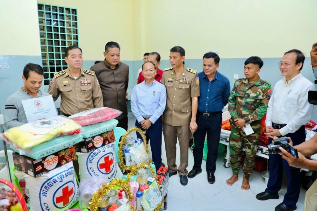 ឯកឧត្តម អ៊ុន ចាន់ដា និង ឯកឧត្តម ប៉ែន កុសល្យ អញ្ជើញចុះសួរសុខទុក្ខ ភរិយាយោធិនជួរមុខ  ១នាក់ និងស្ត្រីកូនភ្លោះ ៣នាក់ ដែលកំពុងសម្រាល នៅមន្ទីរពេទ្យបង្អែកខេត្តកំពង់ចាម