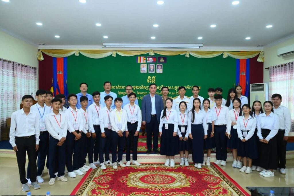 ឯកឧត្ដម អ៊ុន ចាន់ដា ផ្តល់រង្វាន់លើកទឹកចិត្ត និង អាហារូបករណ៍សិក្សាចំនួន០៦កន្លែង ដល់សិស្សនិទ្ទេស Aចំនួន ២៦នាក់នៅក្រុងកំពង់ចាម