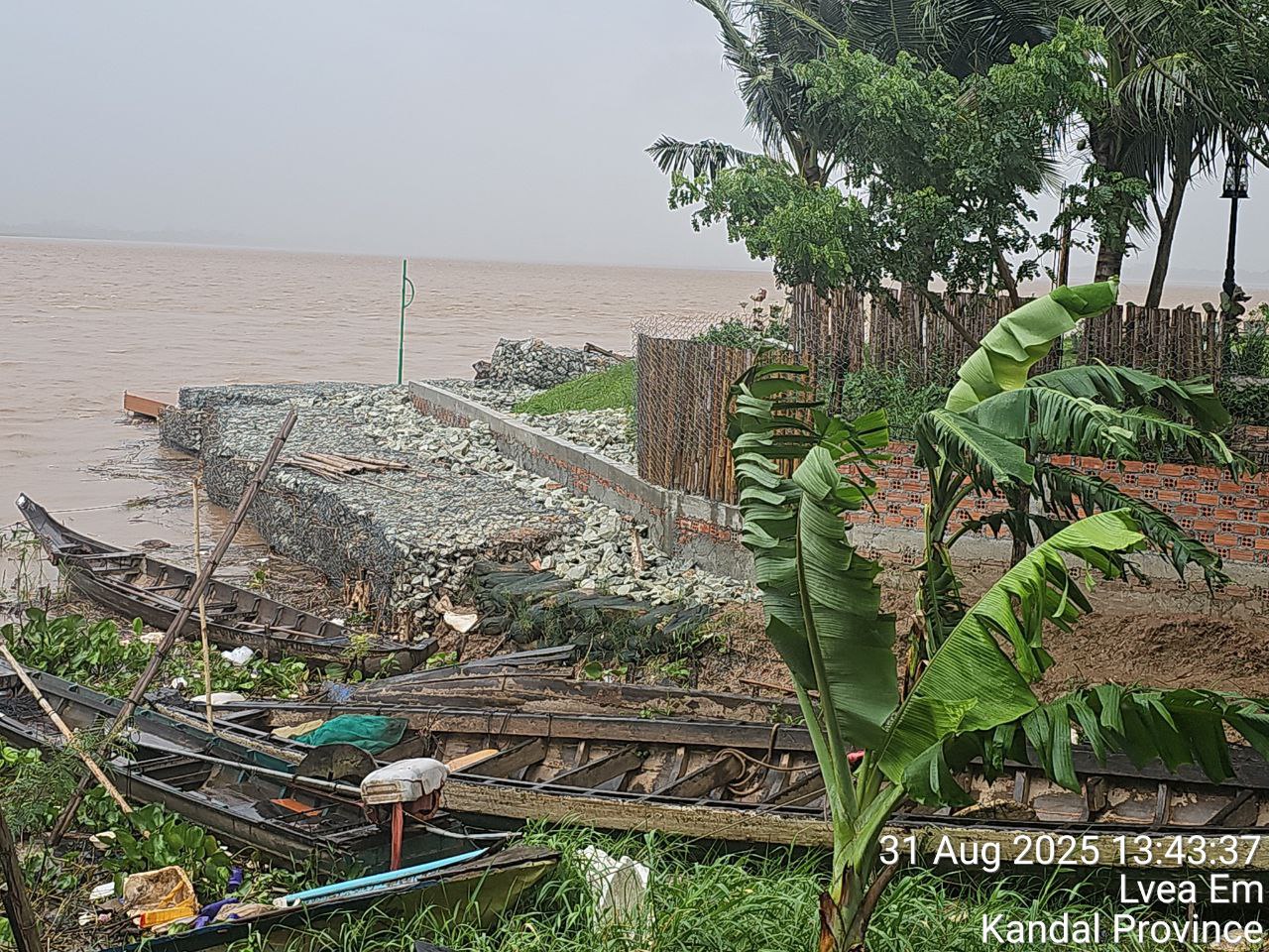 សំណង់ខុសច្បាប់កំពុងសាងសង់ចូលទៅទន្លេមេគង្គក្នុងភូមិកោះរះឃុំកោះរះស្រុកល្វាឯម អាជ្ញាធរស្រុកថាម្ចាស់អត់បានសុំច្បាប់ទេ