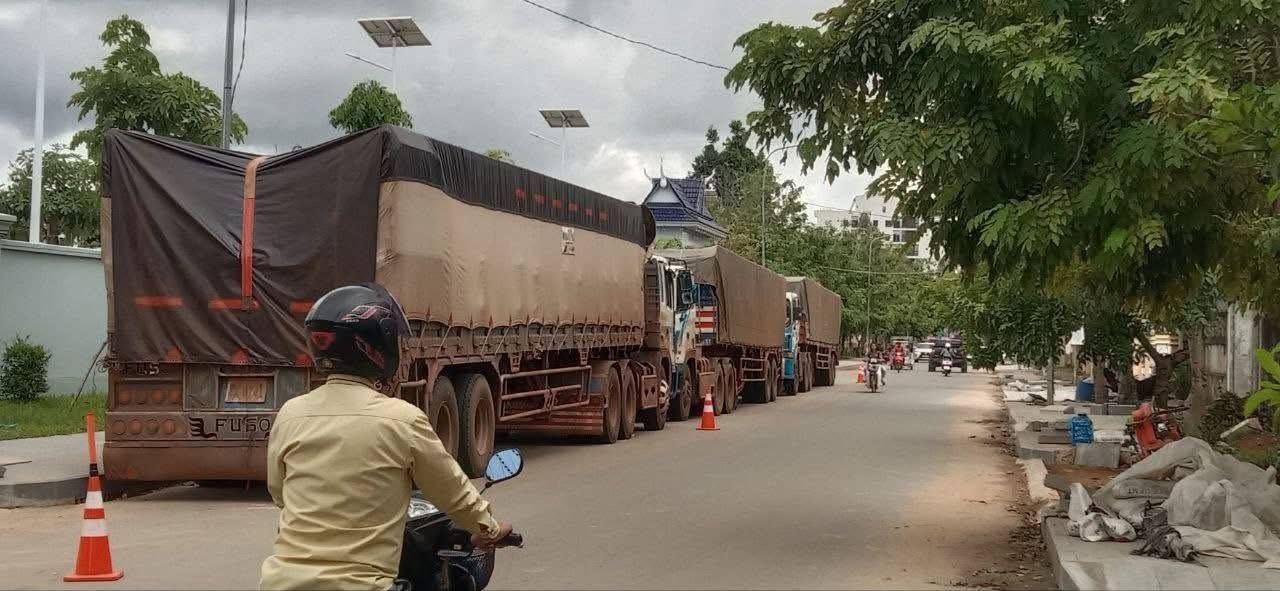 នគរបាលសេដ្ឋកិច្ចខេត្តកំពង់ធំចាប់រថយន្តខ្នាតយក្ស ៣គ្រឿង ដឹកអង្ករដំណើបជិត៣០តោន នាំចូលពីប្រទេសថៃ តាមច្រកកំពង់ស្រឡៅ