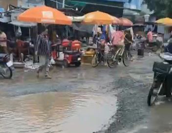 ប្រជាពលរដ្ឋថា ផ្លូវសំបុកមាន់នៅមុខផ្សារព្រែកក្របៅ សង្កាត់ព្រែកអំពិល ក្រុងអរិយក្សត្រ បង្កគ្រោះថ្នាក់ញឹក ញាប់ណាស់