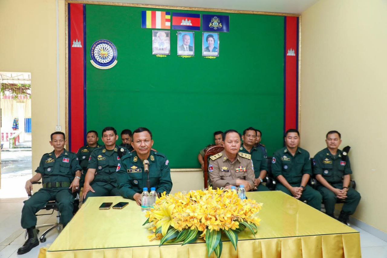 លោកឧត្តមសេនីយ៍ទោ ហេង វុទ្ធី បន្ដចុះសាកសួរសុខទុក្ខ និងនាំយកអំណោយដ៏ថ្លៃថ្លារបស់សម្ដេចបវរធិបតី ឧបត្ថម្ភដល់មន្ត្រីនគរបាលមានជំងឺប្រចាំកាយ និងនិវត្តន៍ជន