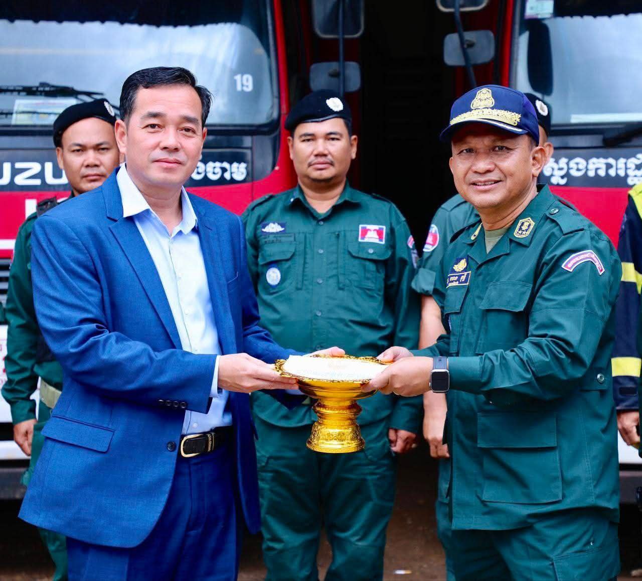 អភិបាលខេត្តកំពង់ចាម អញ្ជើញចុះពិនិត្យសម្ភារៈ មធ្យោបាយធ្វេីការ និងសំណេះសំណាល សួរសុខទុក្ខកងកម្លាំងមានសមត្ថកិច្ចក្នុងការរក្សាសន្តិសុខ សណ្តាប់ធ្នាប់សាធារណៈ និងការពន្លត់អគ្គីភ័យជូនប្រជាពលរដ្ឋ