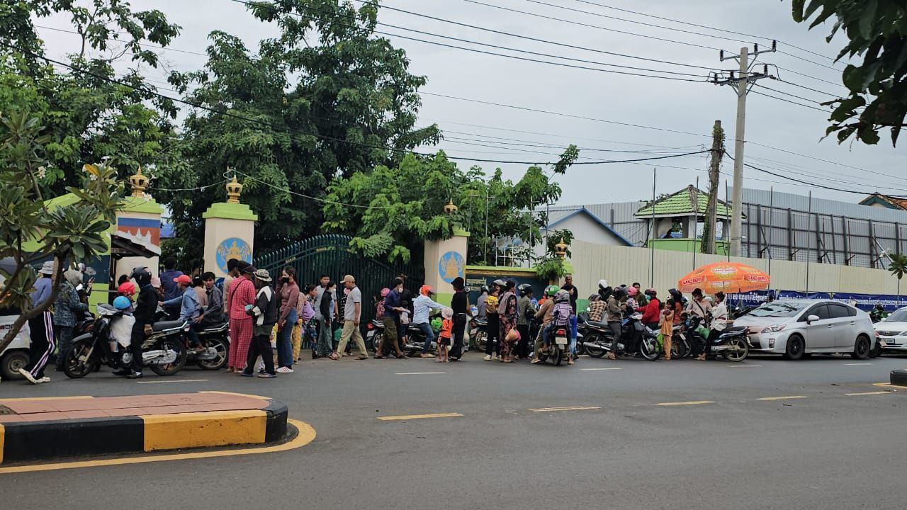 សាច់ញាតិនិយាយថា ទាល់តែអស់លុយជិត១០ម៉ឺនរៀល ទើបជួបអ្នកជាប់ទោសនៅក្នុងពន្ធនាគារខេត្តកំពង់ស្ពឺបាន?