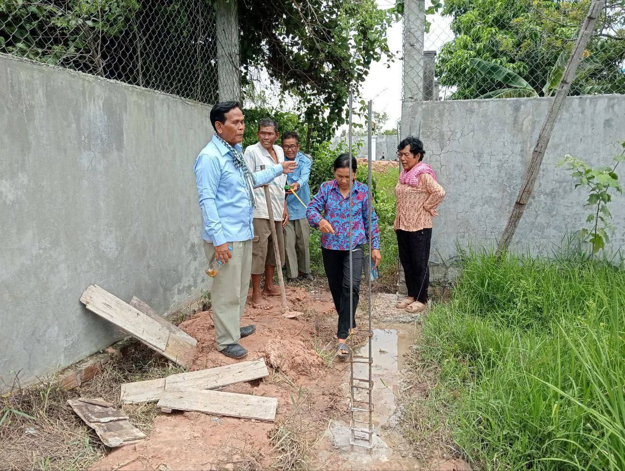 សង់របងបេតុង រំលោភយកភ្លឺស្រែទាំងដែលភាគីរួមភ្លឺម្ខាងទៀតមិនយល់ព្រម