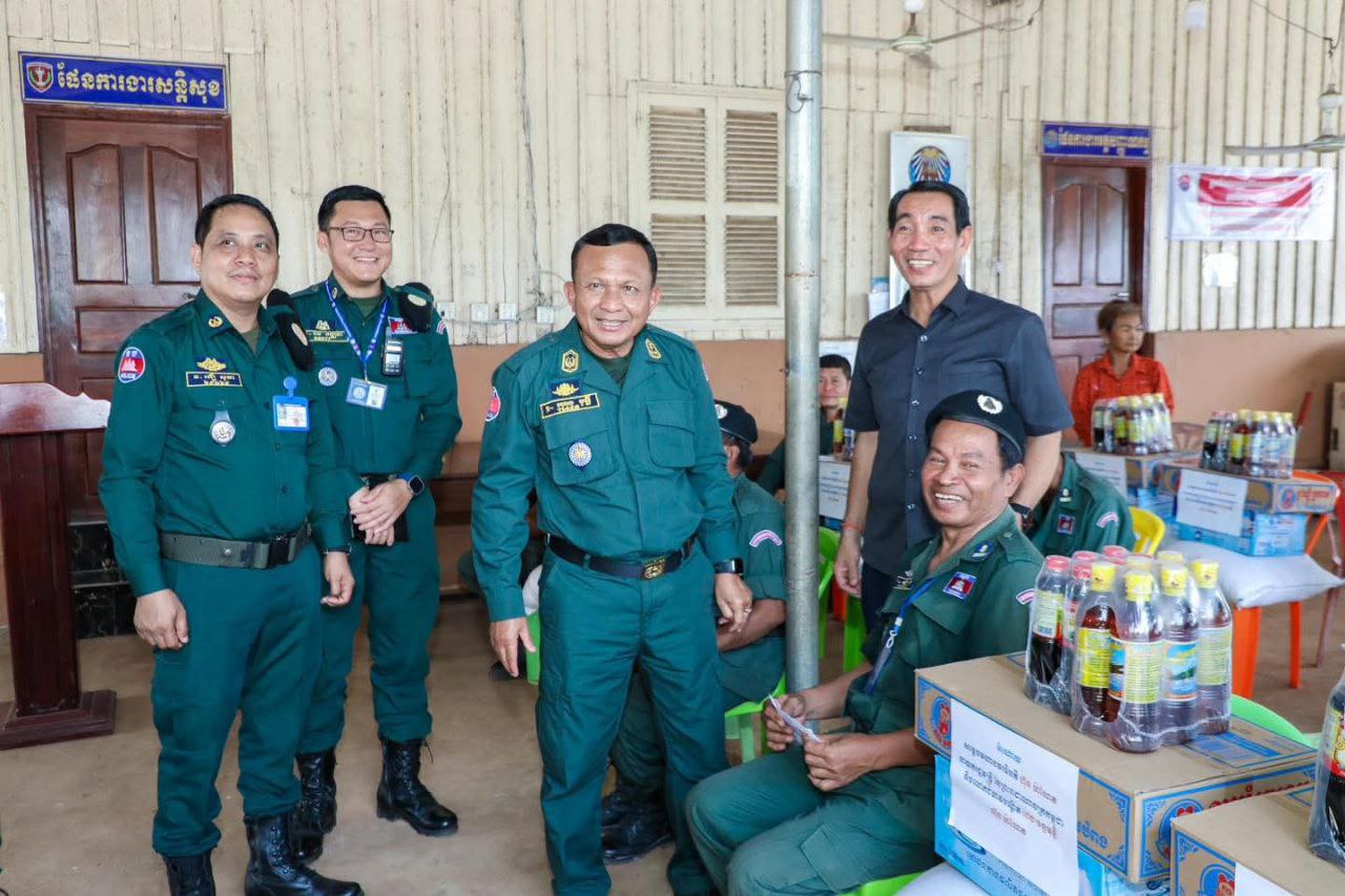 លោកឧត្តមសេនីយ៍ទោ ហេង វុទ្ធី បន្ដនាំយកឧបត្ថម្ភដល់មន្ត្រីនគរបាលជាតិ និងនិវត្តន៍ជន ដែលមានជីវិតក្រលំបាក នៅក្នុងស្រុកស្ទឹងត្រង