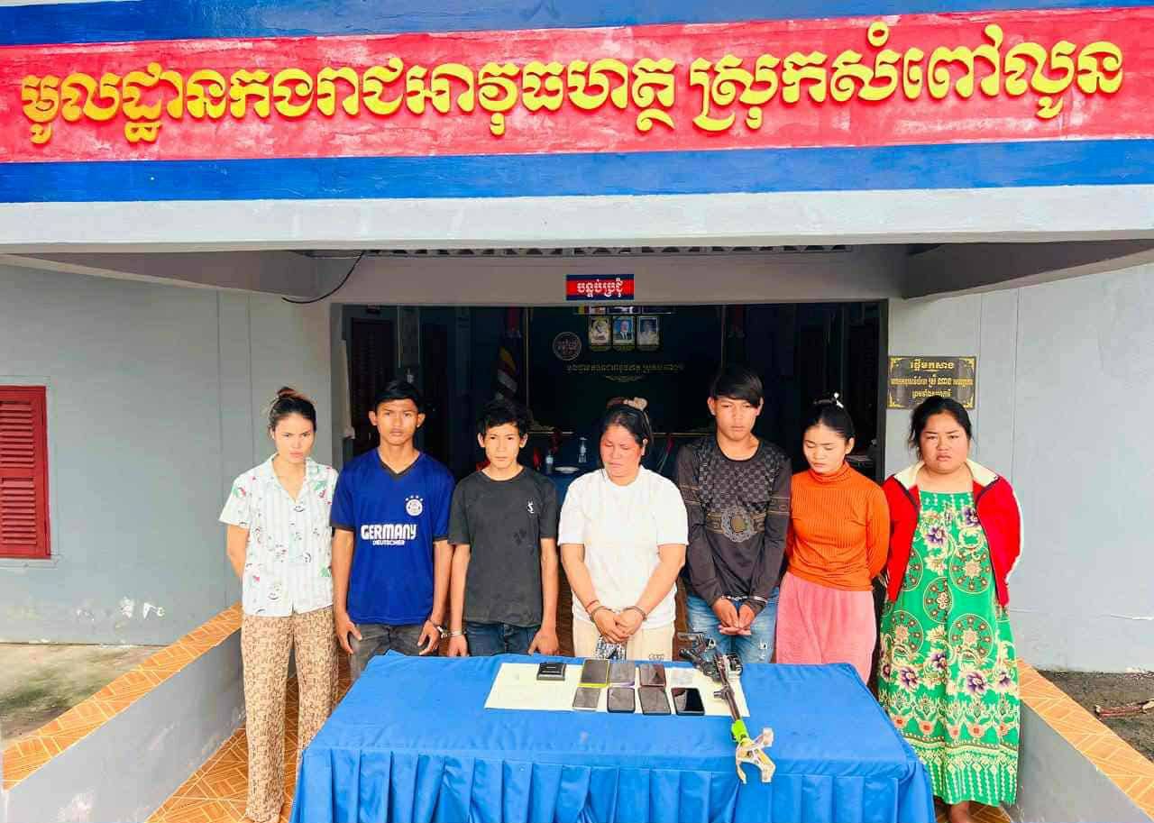 ប៉េអឹមស្រុកសំពៅលូនឃាត់ជនសង្ស័យគ្រឿងញៀន ៧នាក់បញ្ជូនដល់ខេត្តសល់តែ៥នាក់,ជ្រុះបាត់២នាក់, រថយន្ត១គ្រឿងនិងម៉ូតូ១គ្រឿង,អត់ដឹងទៅណា?